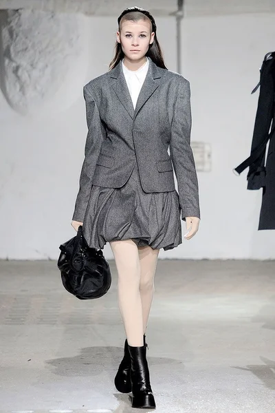 Look 16